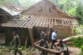 Angin Puting Beliung Merusak 8 Rumah Di Desa Pengkok