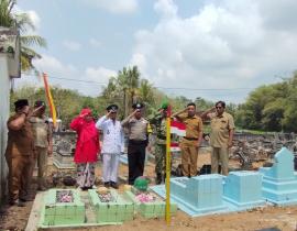 ZIARAH DAN TABUR BUNGA LURAH, PAMONG, BABINSA, BABINKAMTIBMAS DI MAKAM PENGKOK